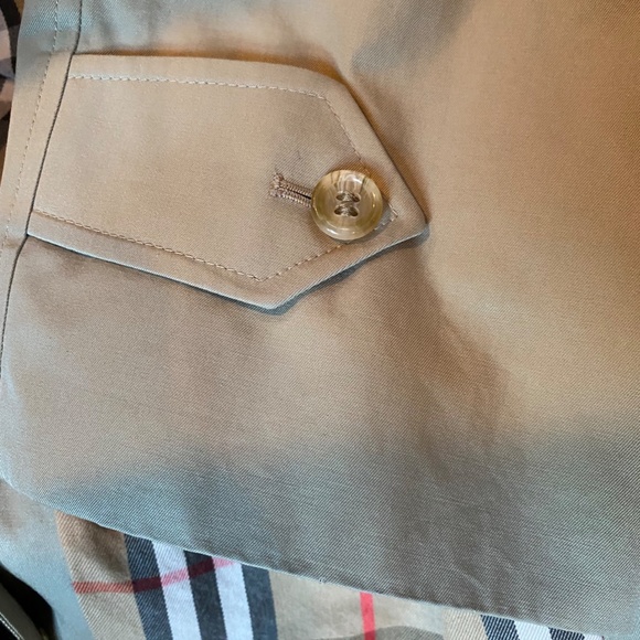 Classic Burberrys London Trench Coat - Picture 16 of 16